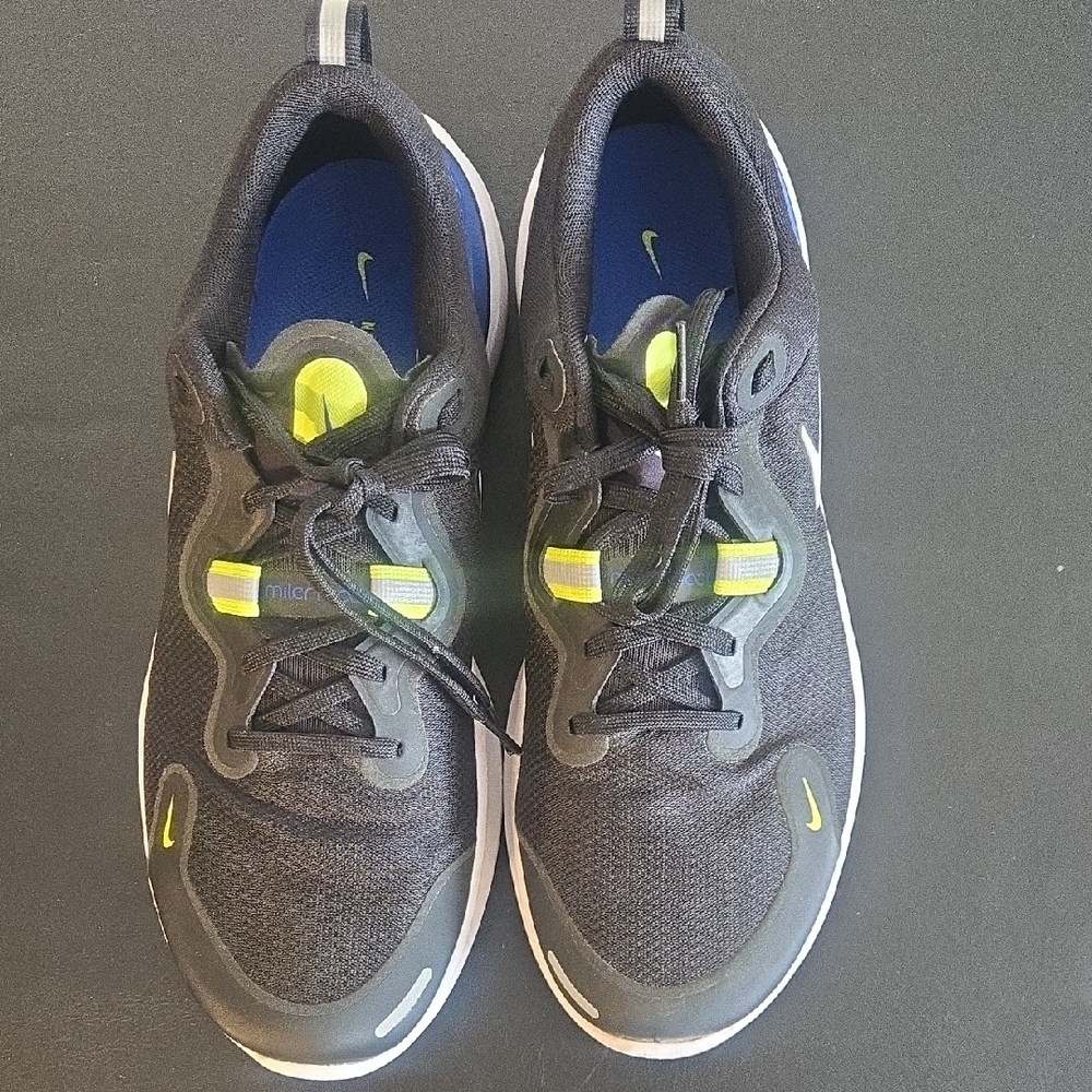 Nike Black and Blue Athletic Shoes - Picture 4 of 11